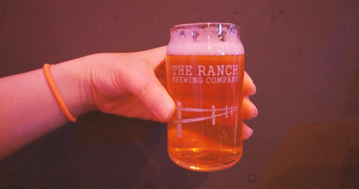 Một ly bia với nhãn hiệu The Ranch Brewing Company tại quán Beer Duckhu x The Ranch Brewing, Euljiro, Seoul.