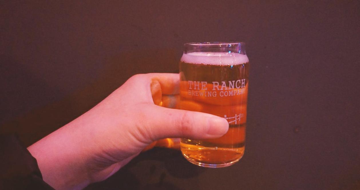 Ly Beer của The Ranch Brewing Company được cầm trên tay tại Beer Duckhu x The Ranch Brewing, Euljiro, Seoul.