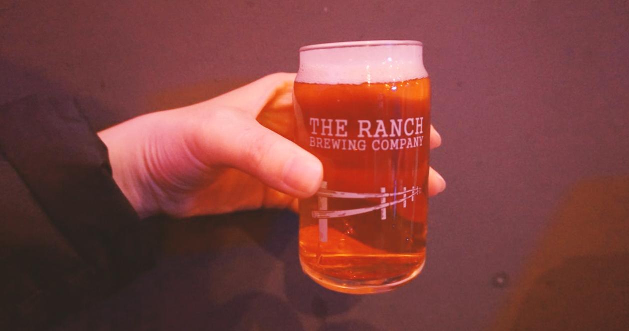 Bia sáng màu của The Ranch Brewing Company được cầm trên tay trong không gian Beer Duckhu x The Ranch Brewing, Seoul.