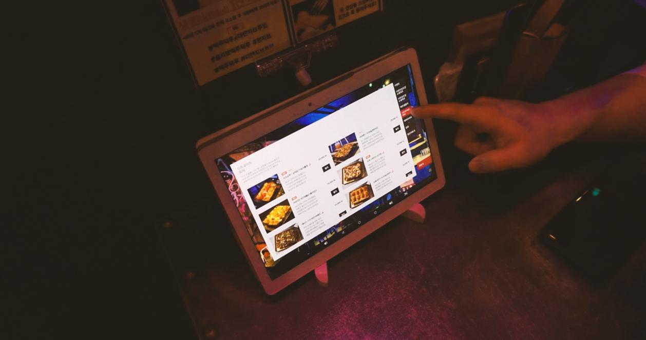 iPad trên bàn để chọn món tại quán Beer Duckhu x The Ranch Brewing, Euljiro, Seoul.