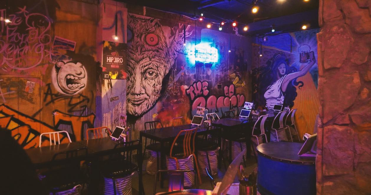 Nội thất không gian nghệ thuật với graffiti tại Beer Duckhu x The Ranch Brewing, Euljiro, Seoul.
