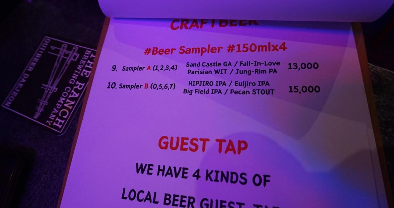 Thực đơn bia tại Beer Duckhu x The Ranch Brewing, nổi bật với các lựa chọn sampler của các loại bia đặc trưng, Seoul.