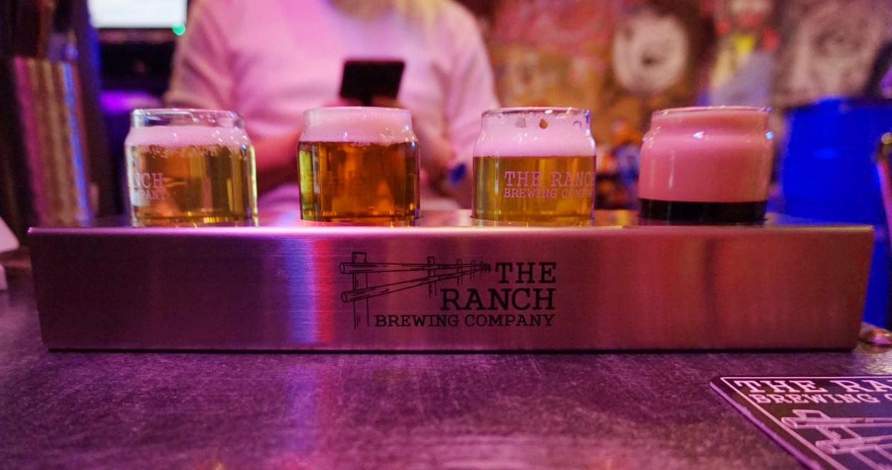 Bốn ly sampler beer được bài trí trên một khay tại Beer Duckhu x The Ranch Brewing, Euljiro, Seoul.