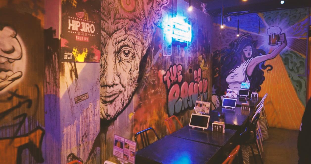 Bức tường trang trí với graffiti tại quán Beer Duckhu x The Ranch Brewing ở Euljiro, Seoul.