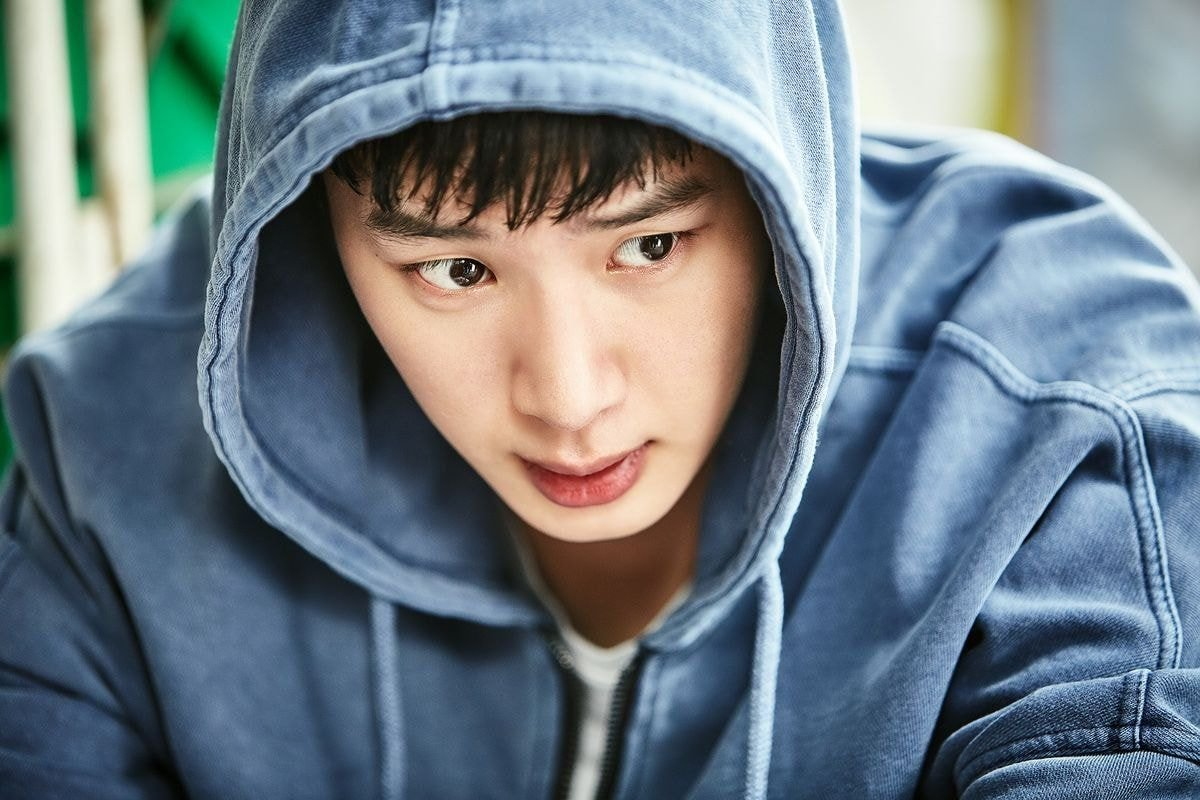 韓劇人文教育101，主演之一的學生穿著連帽衫，揭示劇情中的懸疑氣氛。
