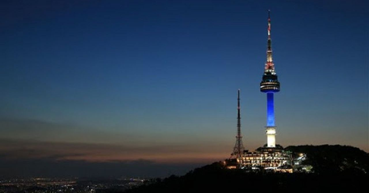 首爾夜景，南山塔點亮藍色燈光，象徵著對醫護人員的感謝與敬意。