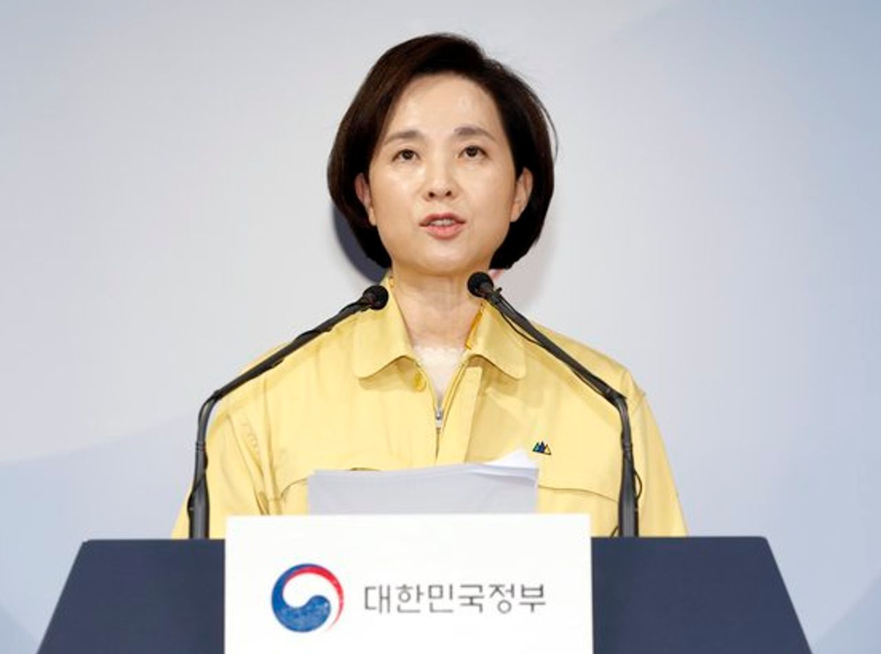 韓國教育部長在記者會上宣佈疫情相關措施和學校開學計劃。