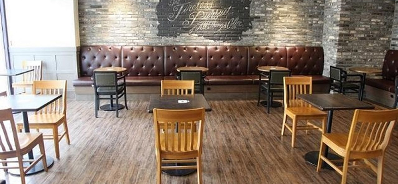 韓國某咖啡店因應疫情實施社交距離措施，座位分開擺放。