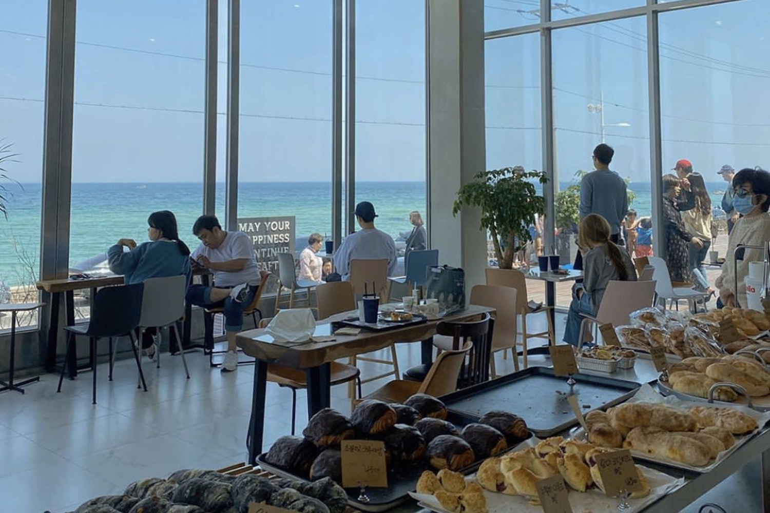 江陵咖啡館內部景觀,可以看到靠窗座位和遼闊的海景。