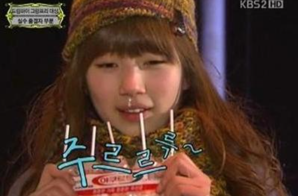 ストローでヤクルトのパッケージ飲み