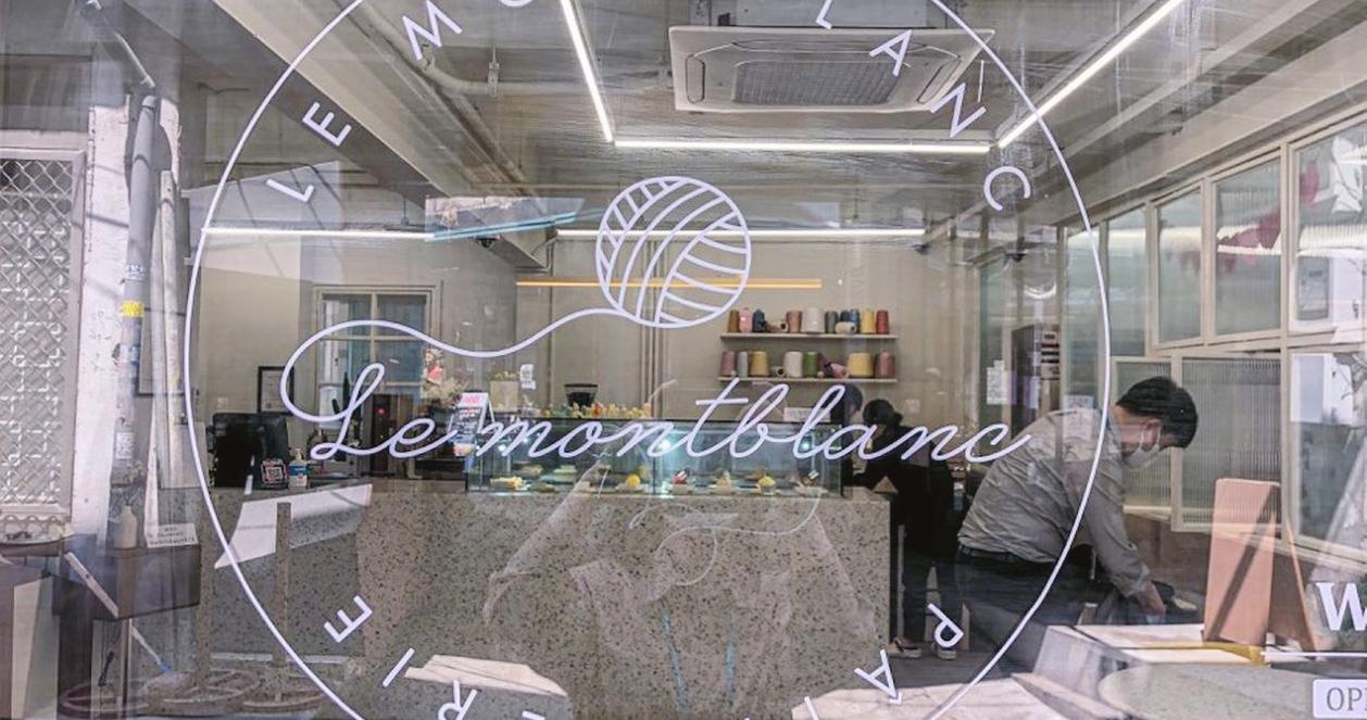 Le Montblanc | Quán cafe bán bánh cuộn len siêu xinh ở Itaewon 