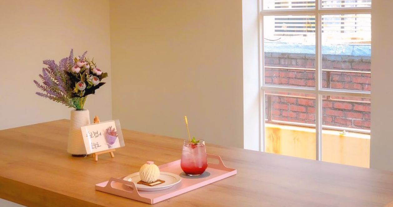 Le Montblanc | Quán cafe bán bánh cuộn len siêu xinh ở Itaewon 