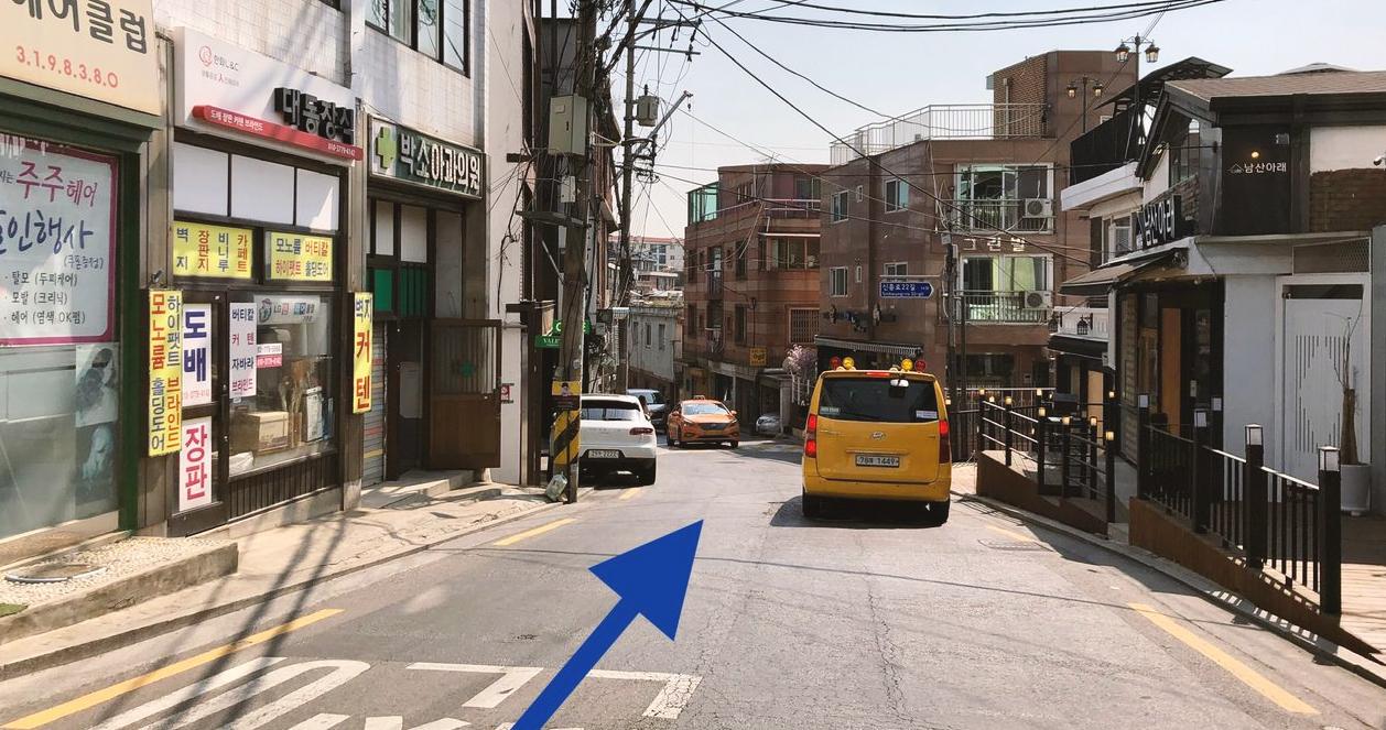 Những bước chân đi dọc theo con phố lát đá gần chợ Itaewon, một góc nhộn nhịp và sống động giữa lòng Seoul với người dân địa phương qua lại.