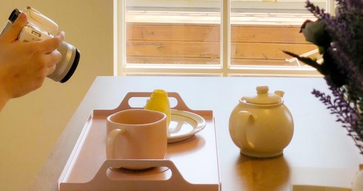 Bàn với khay chứa tách trà và ấm trà tại quán cafe Le Montblanc ở Itaewon, Seoul. Ánh sáng tự nhiên từ cửa sổ tạo cảm giác ấm cúng và thư giãn.