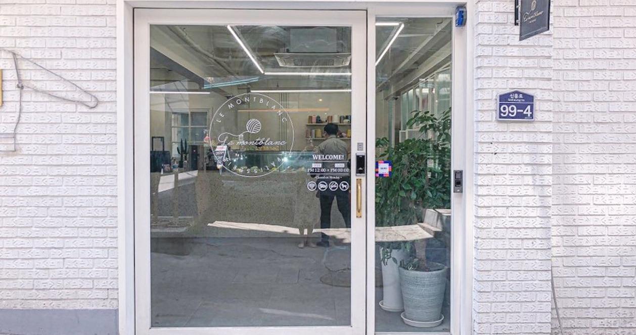 Le Montblanc | Quán cafe bán bánh cuộn len siêu xinh ở Itaewon 