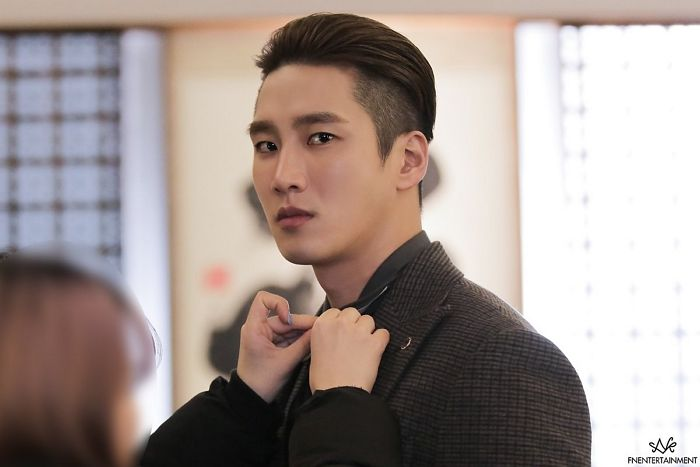 Im koreanischen Drama 'Itaewon Class' wird einer männlichen Figur im Anzug von jemandem der Kragen gerichtet.