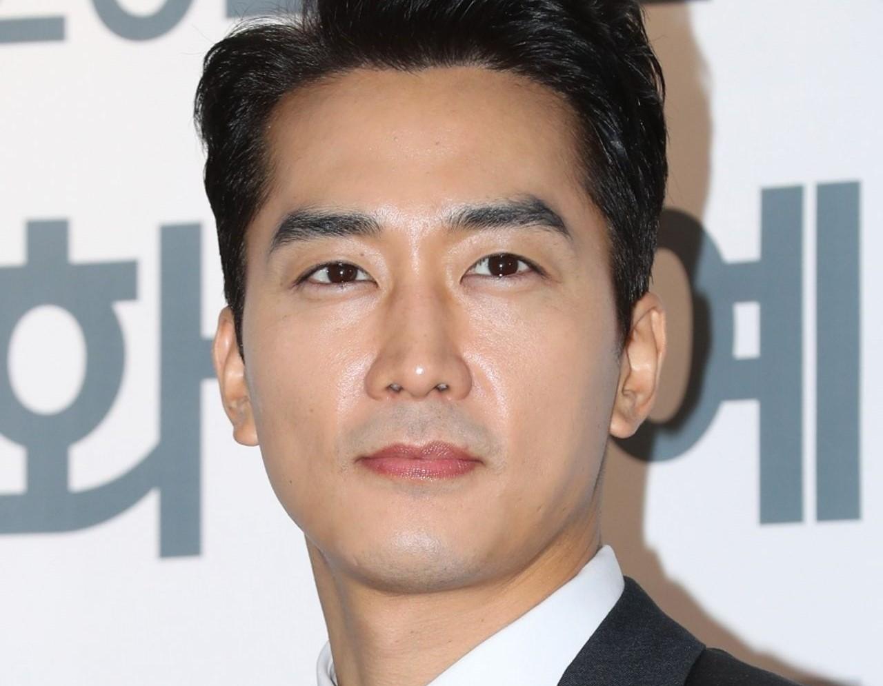 韓流スターの相次ぐ私生活…ソン・スンホン、これまで隠していた‘家・両親・元恋人’を一度に[総合]