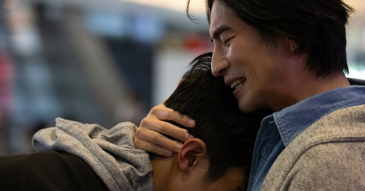 描述韓國一些社會上對於同性戀文化的態度，但無直接包含人物面貌。