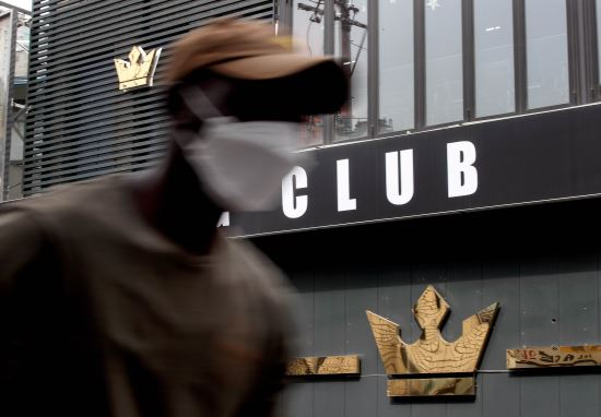 首爾梨泰院區某夜店的外部景觀，成為新冠病毒羣聚感染的源頭。