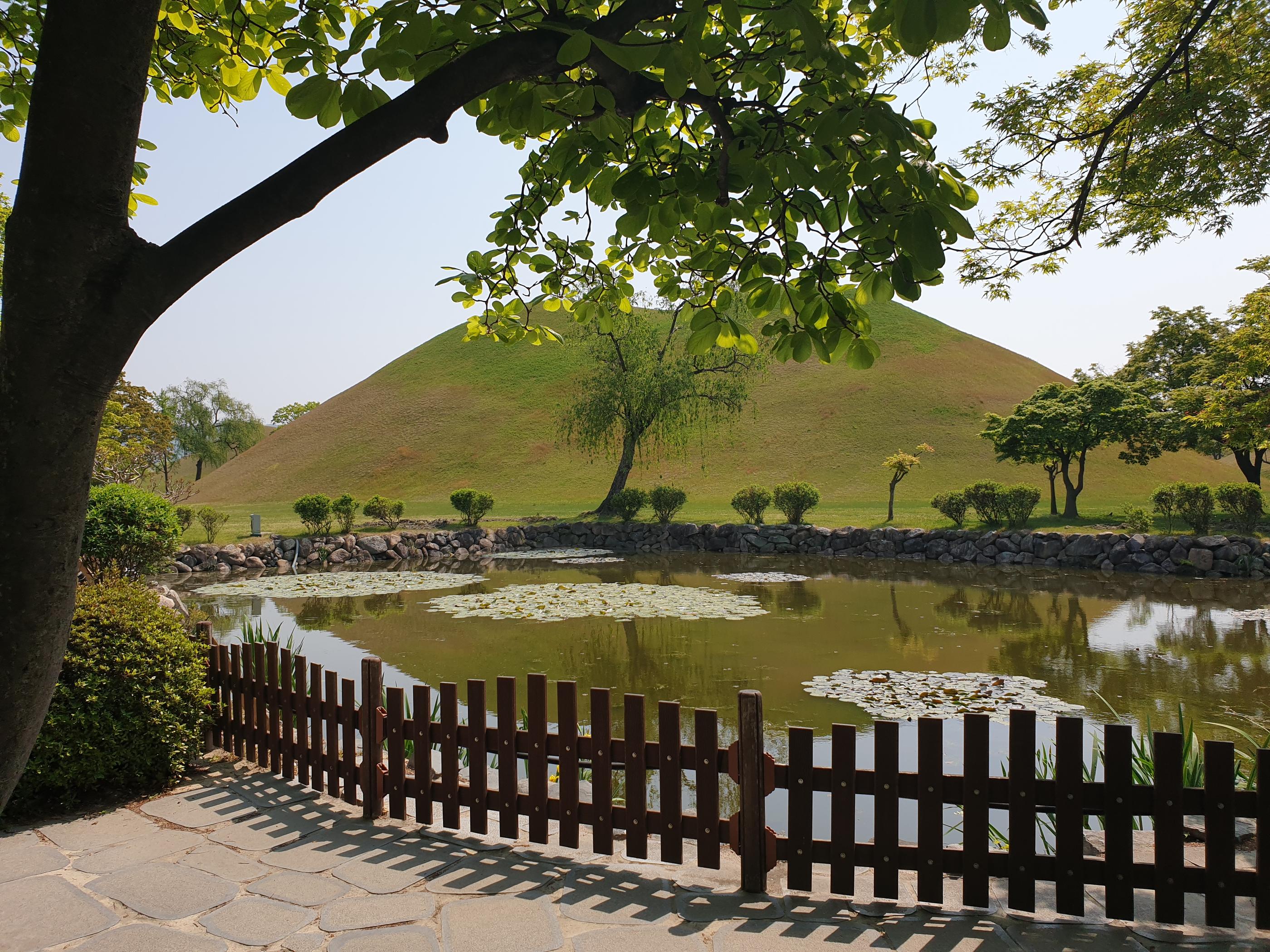첨성대、瞻星台、チョムソンデ、慶州、キョンジュ、韓国田舎、韓国、韓国歴史、월정교、月精橋、ウォルジョンギョ、교촌한옥마을、校村韓屋村、キョチョンハノクマウル、韓屋村、계림、鶏林、ケリム、ファンリダンギル、대릉원、大陵苑、デルンウォン、동궁과월지、東宮と月地、トングングァウォルチ、キョリキンパ、チャルボリパン、10ウォンパン、キョンジュパン、慶州パン、慶州ワールド、キョンジュワールド、韓国絶叫コースター、韓国遊園地、スンドゥブ、スンドゥブチゲ、ジョン、チヂミ、仏国寺、プルグッサ、ソクラム、石窟庵,慶州、キョンジュ、ソウル郊外