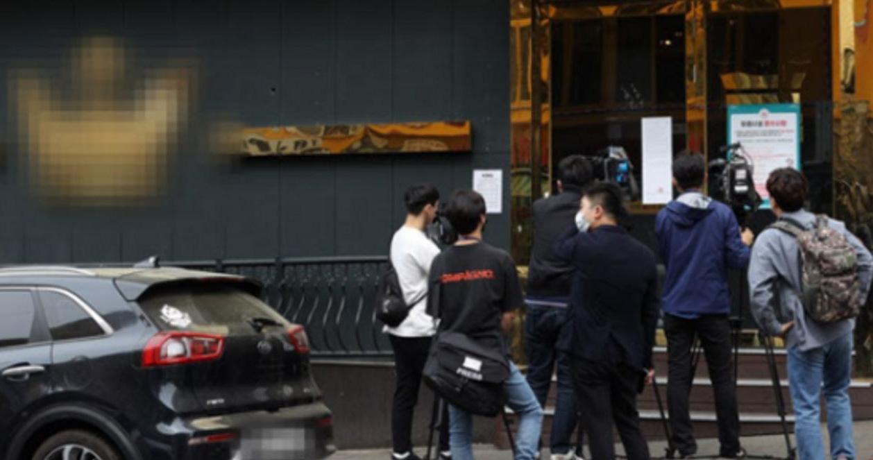 Phóng viên và nhiếp ảnh gia tập trung trước một hộp đêm tại Itaewon sau khi thông tin KARA Gyuri đến đây trong thời gian Covid-19 lan truyền.