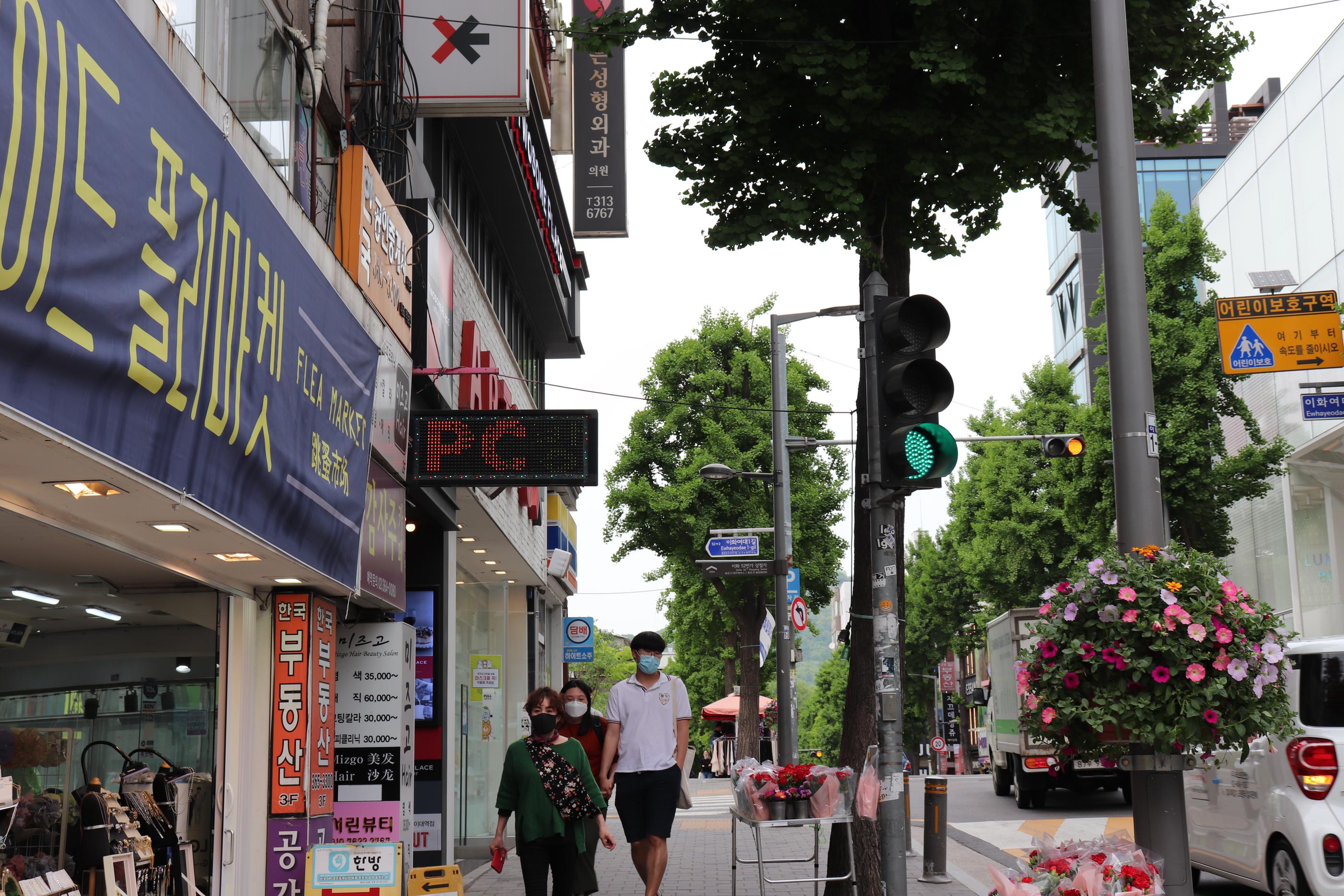 Cafe Pera | Ewha A fancy cafe with a mature aesthetic atmosphere and delicious strawberry tart