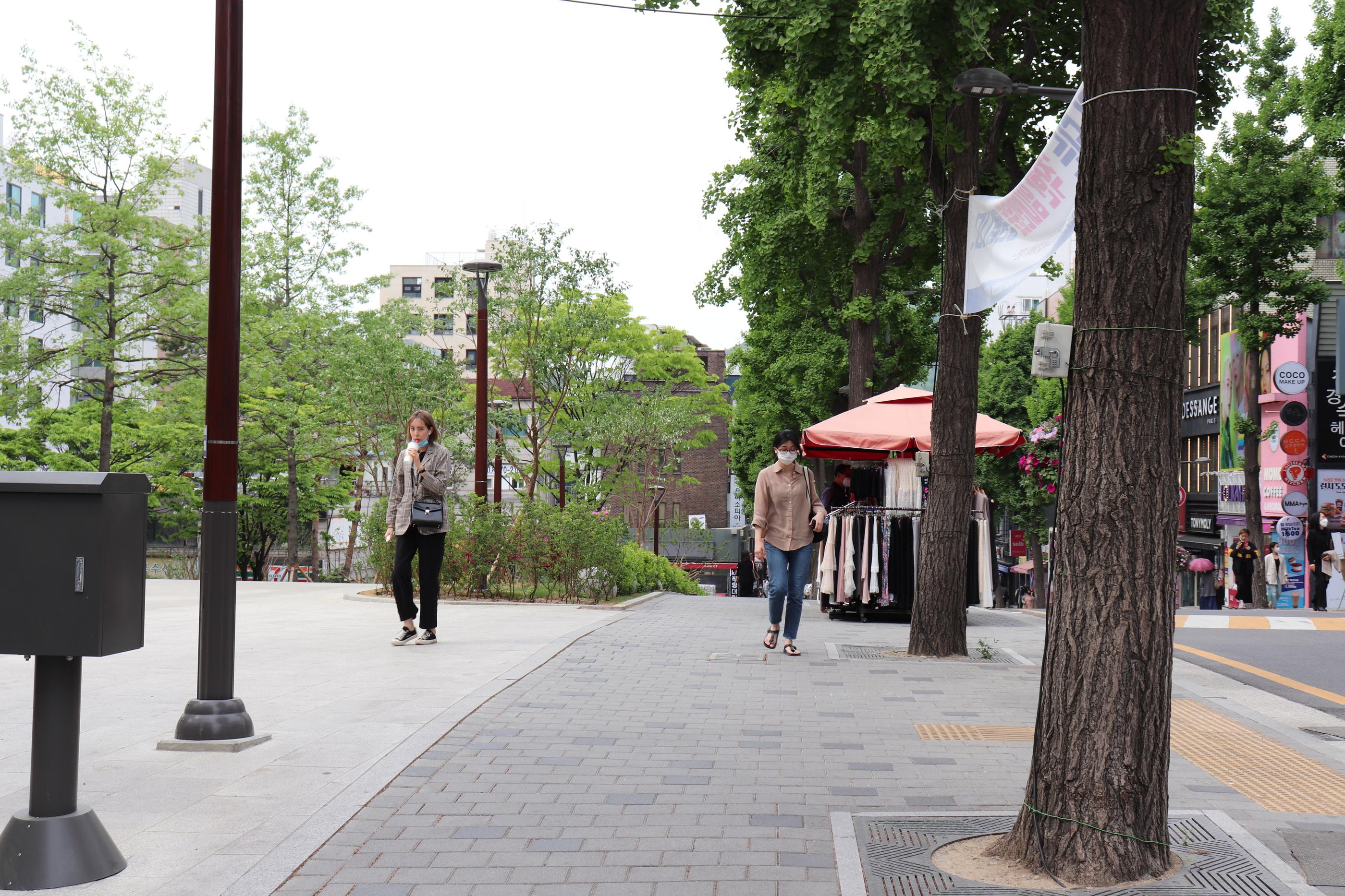 Cafe Pera | Ewha A fancy cafe with a mature aesthetic atmosphere and delicious strawberry tart