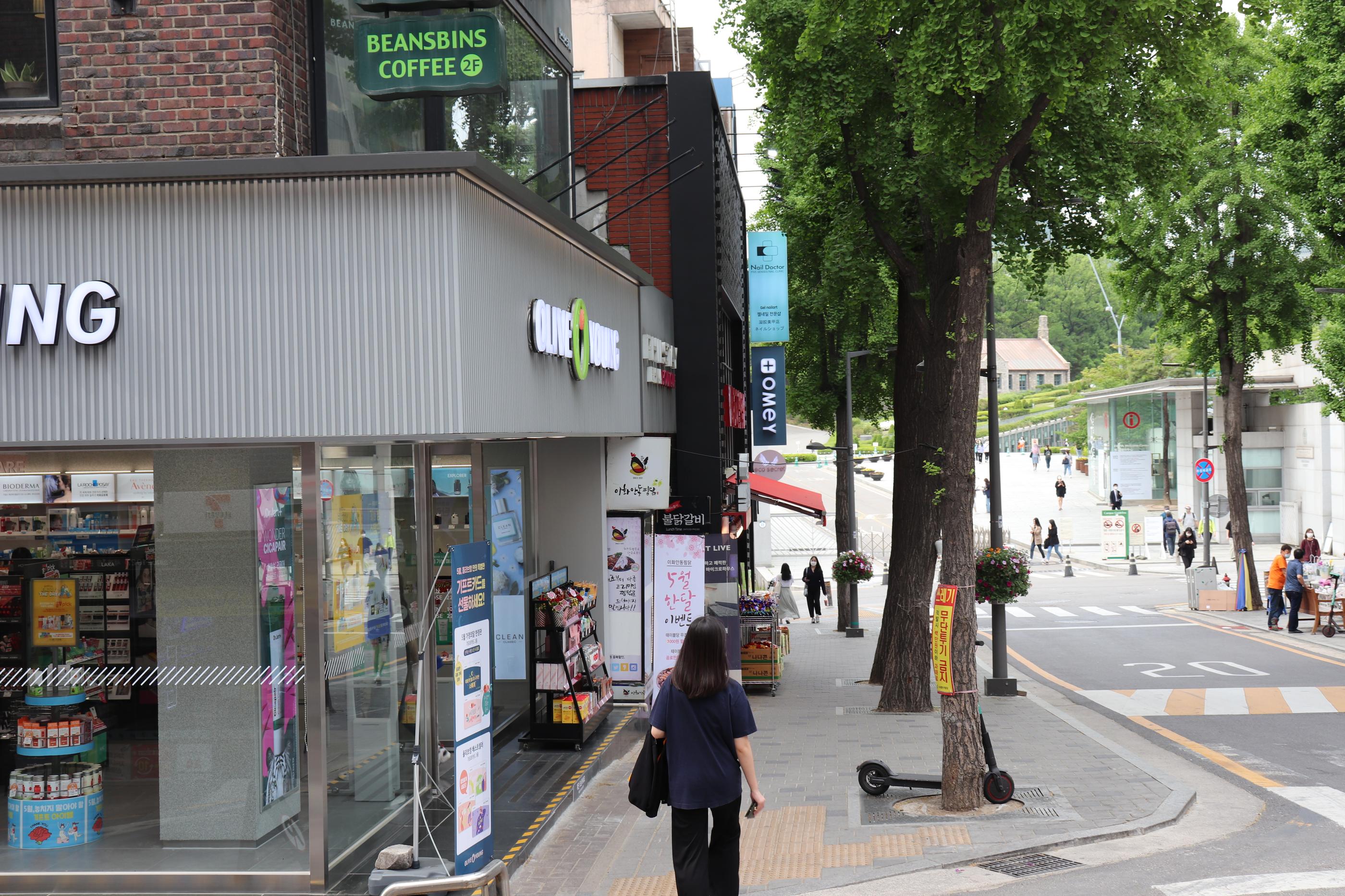 Cafe Pera | Ewha A fancy cafe with a mature aesthetic atmosphere and delicious strawberry tart