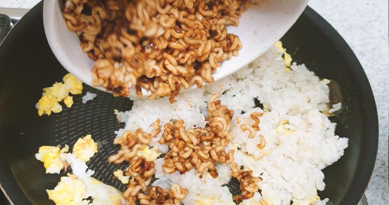 Công thức làm món cơm rang trộn mì đang hot tại Hàn Quốc