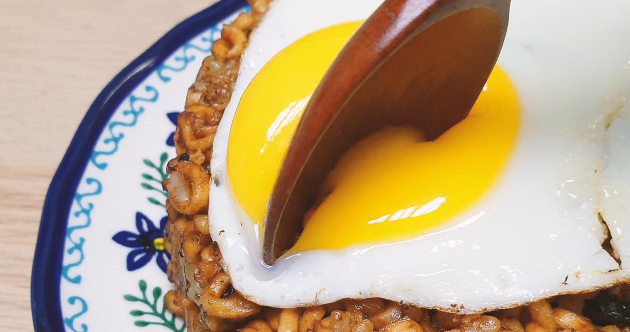 Công thức làm món cơm rang trộn mì đang hot tại Hàn Quốc