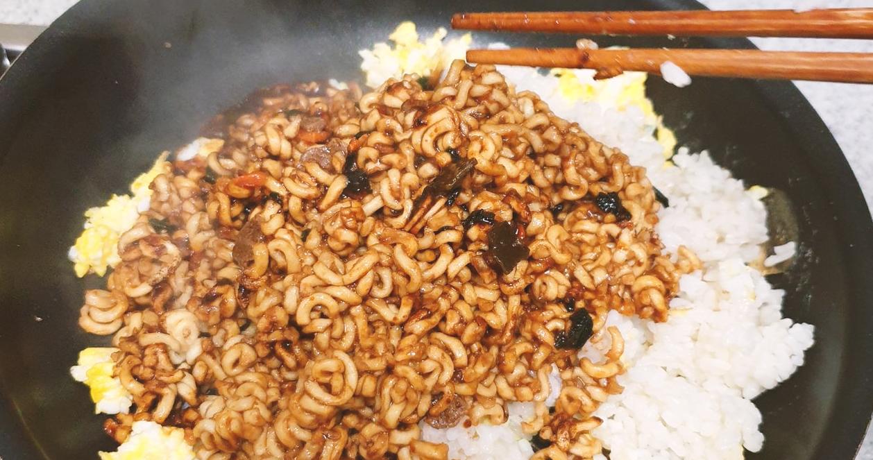 Công thức làm món cơm rang trộn mì đang hot tại Hàn Quốc