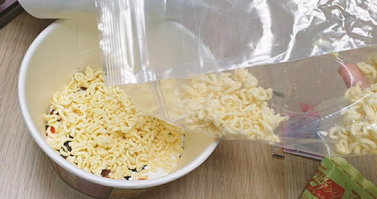 Công thức làm món cơm rang trộn mì đang hot tại Hàn Quốc