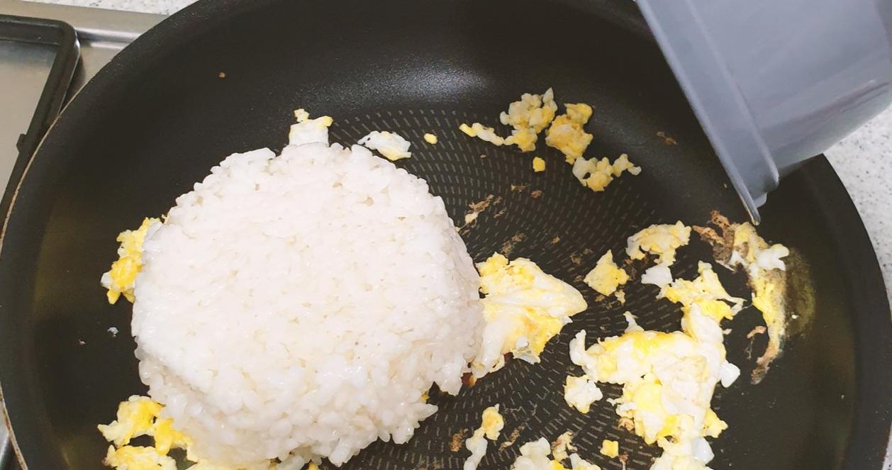 Công thức làm món cơm rang trộn mì đang hot tại Hàn Quốc