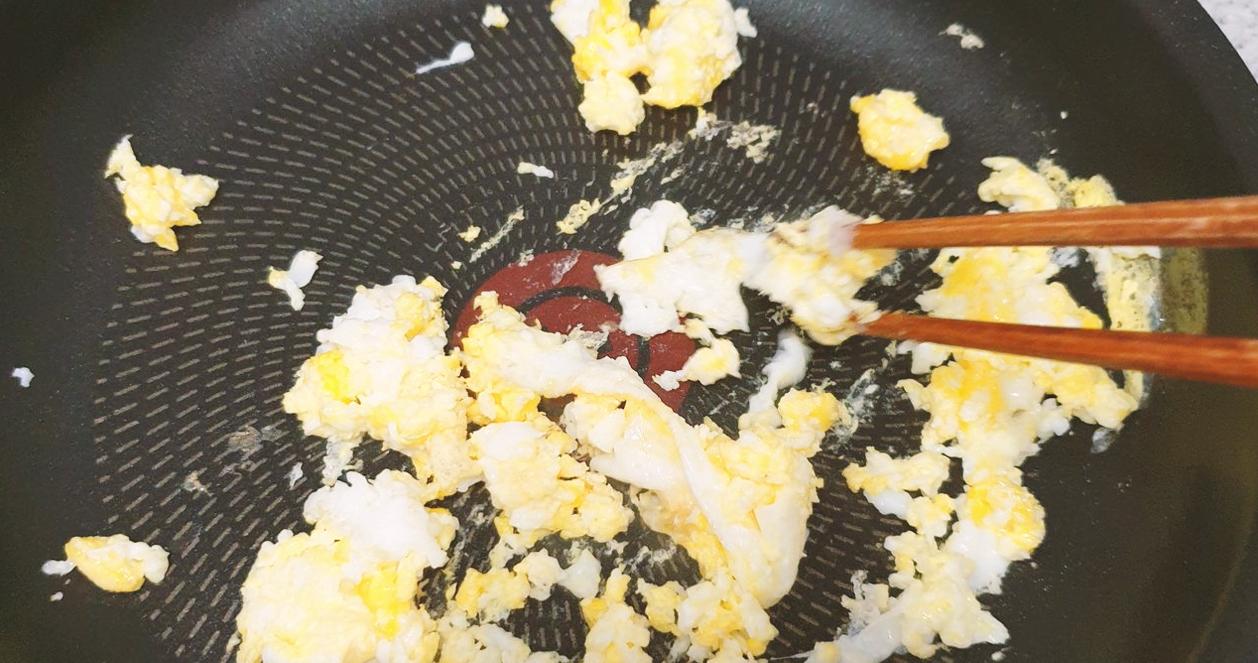 Công thức làm món cơm rang trộn mì đang hot tại Hàn Quốc