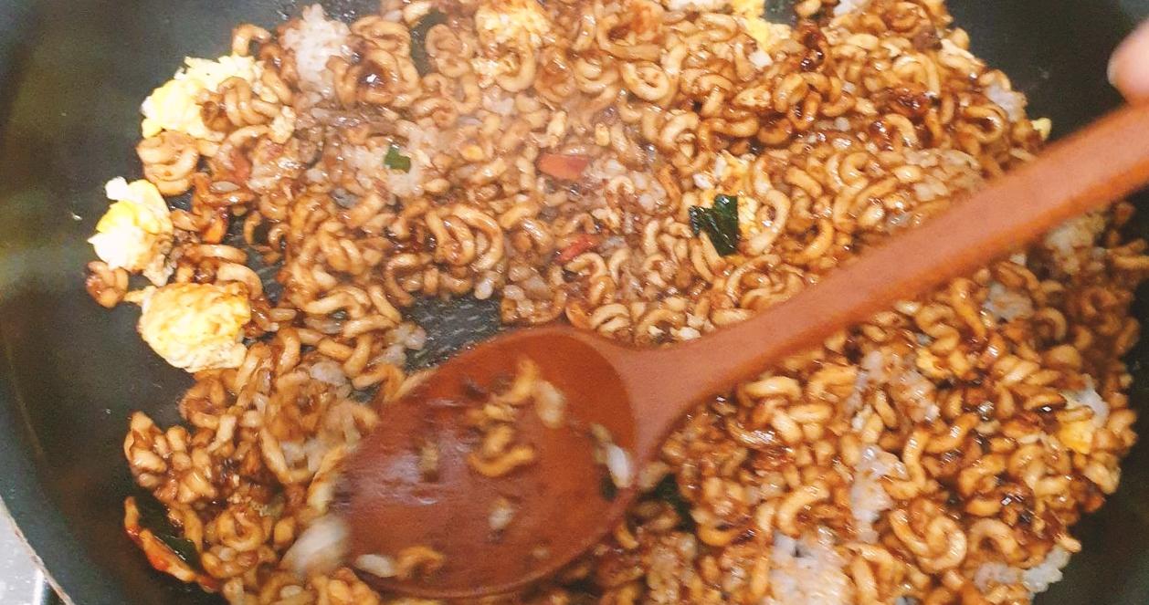 Công thức làm món cơm rang trộn mì đang hot tại Hàn Quốc