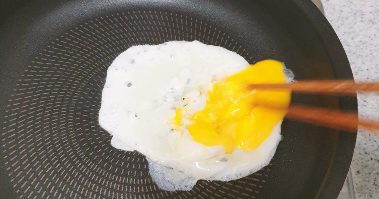 Công thức làm món cơm rang trộn mì đang hot tại Hàn Quốc