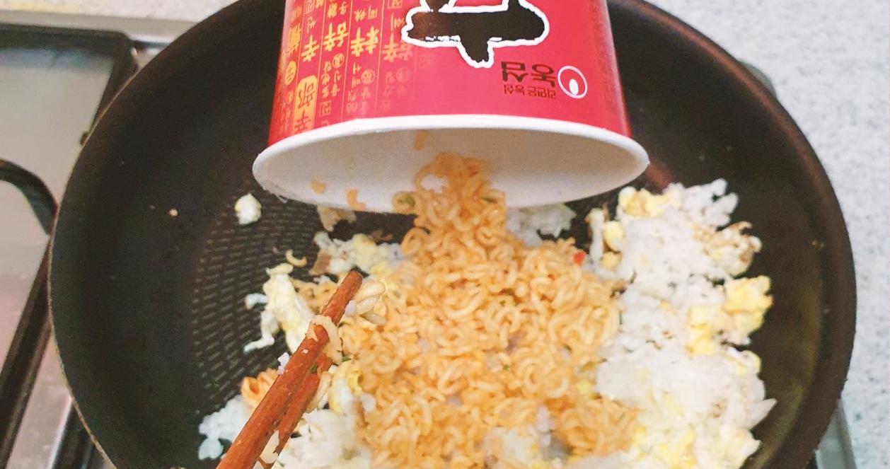 Công thức làm món cơm rang trộn mì đang hot tại Hàn Quốc