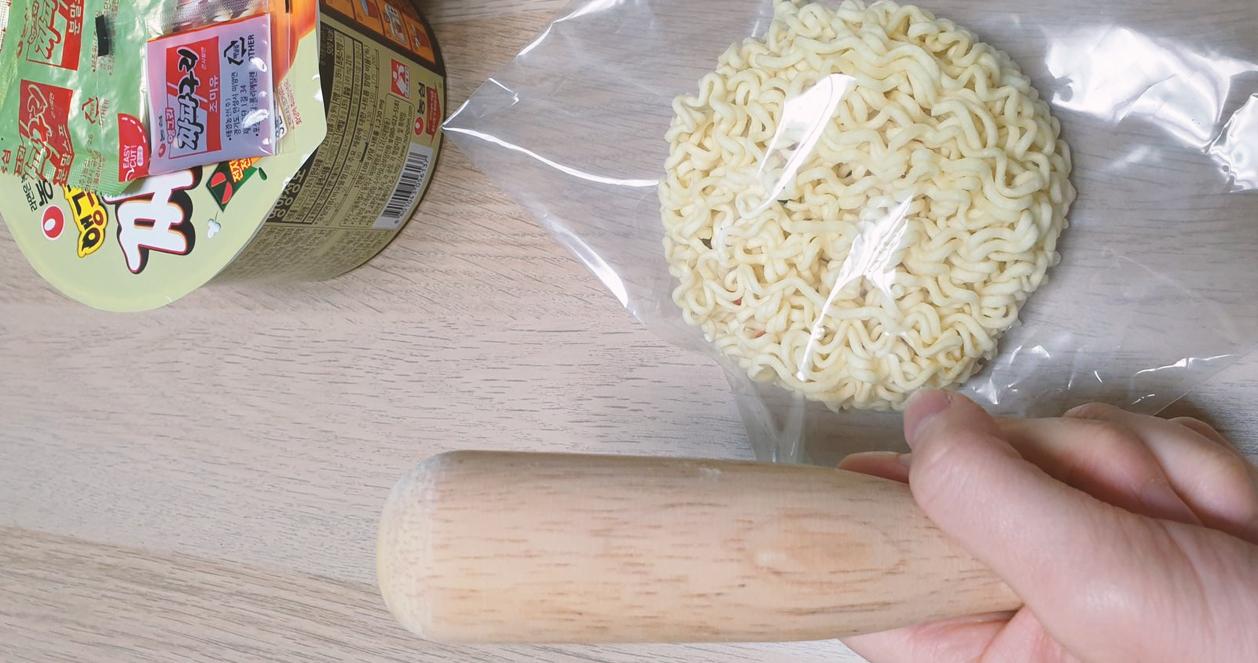 Công thức làm món cơm rang trộn mì đang hot tại Hàn Quốc