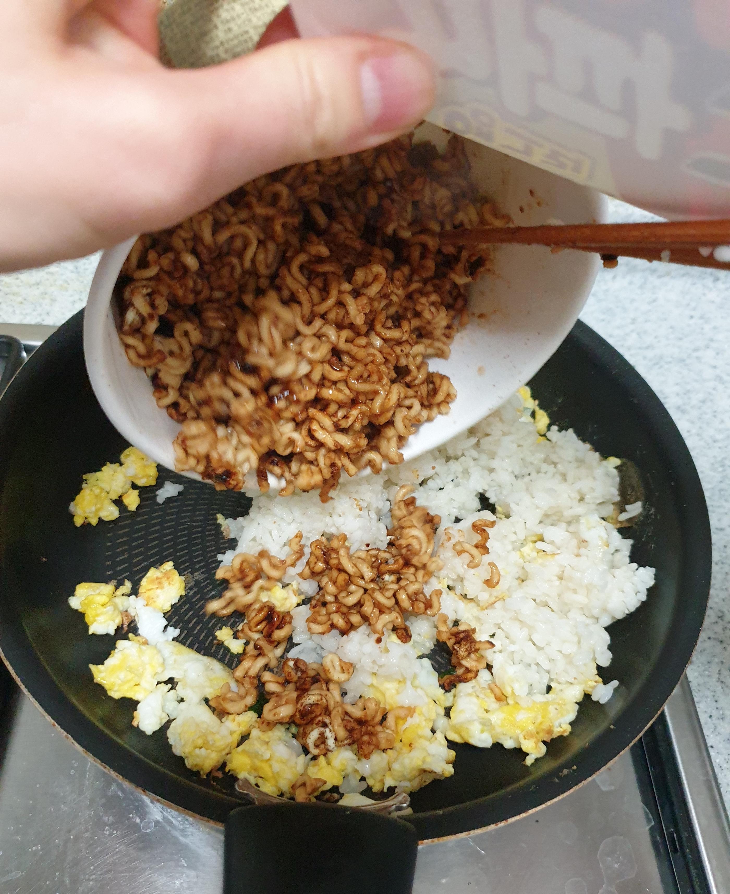 Instant Ramen Fried Rice Recipe How to make the perfect Shin ramen fried rice and Capaguri fried rice at home