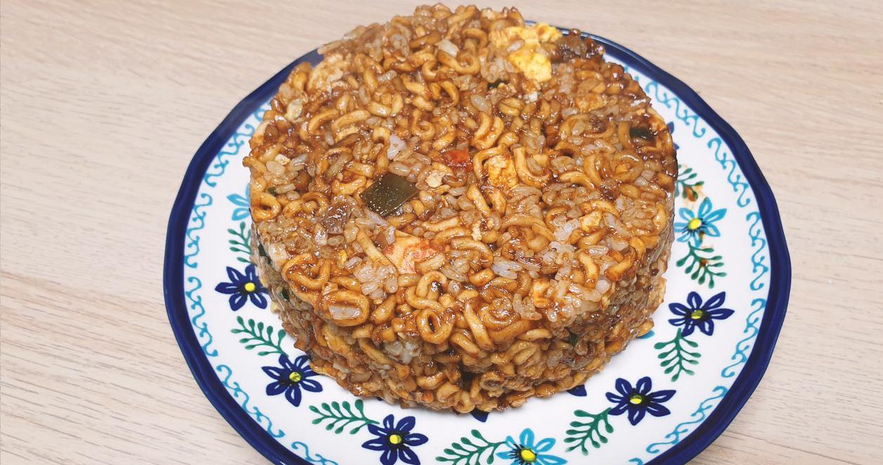 Công thức làm món cơm rang trộn mì đang hot tại Hàn Quốc