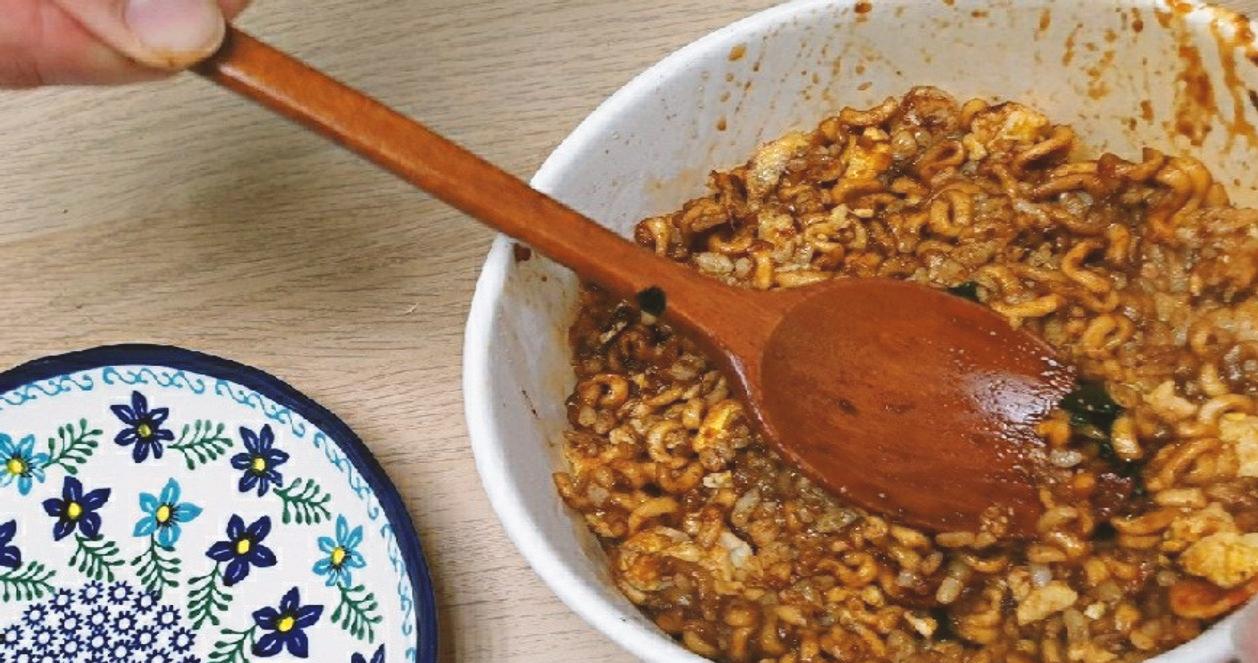 Công thức làm món cơm rang trộn mì đang hot tại Hàn Quốc