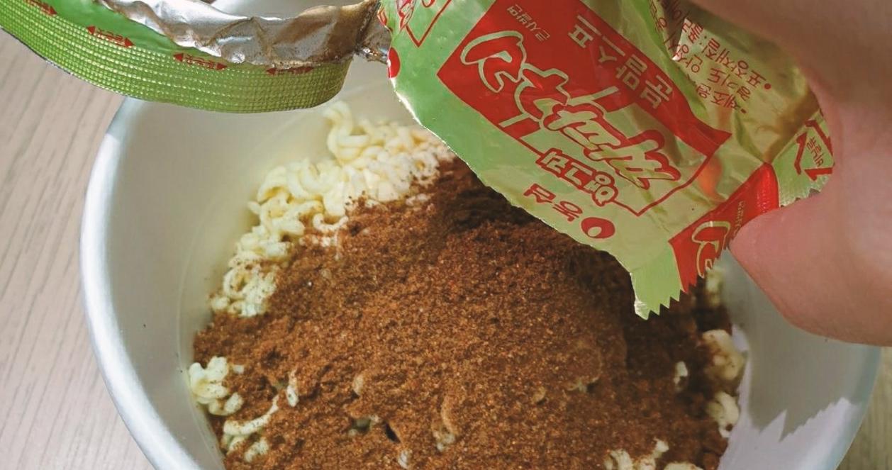 Công thức làm món cơm rang trộn mì đang hot tại Hàn Quốc