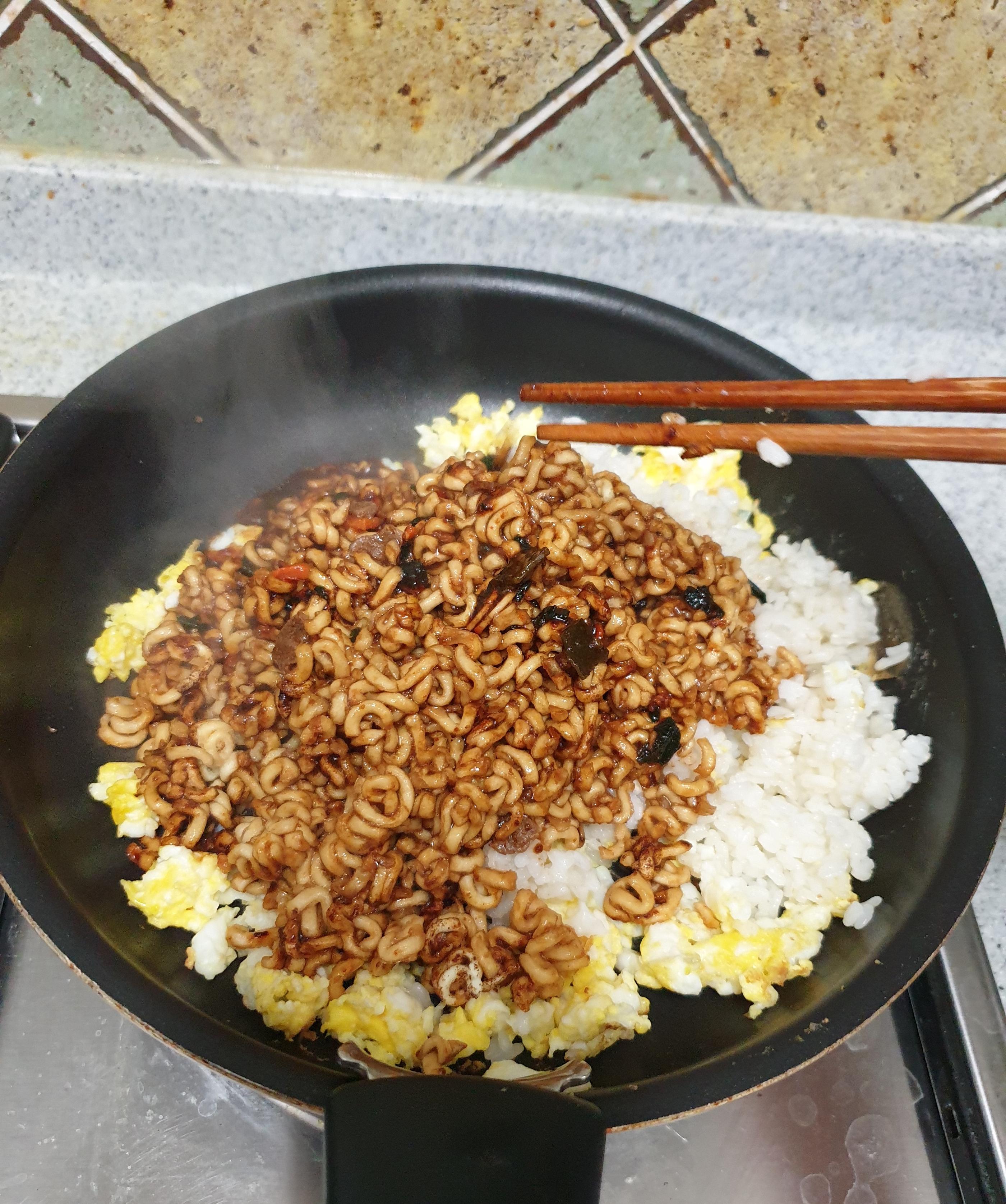 Instant Ramen Fried Rice Recipe How to make the perfect Shin ramen fried rice and Capaguri fried rice at home