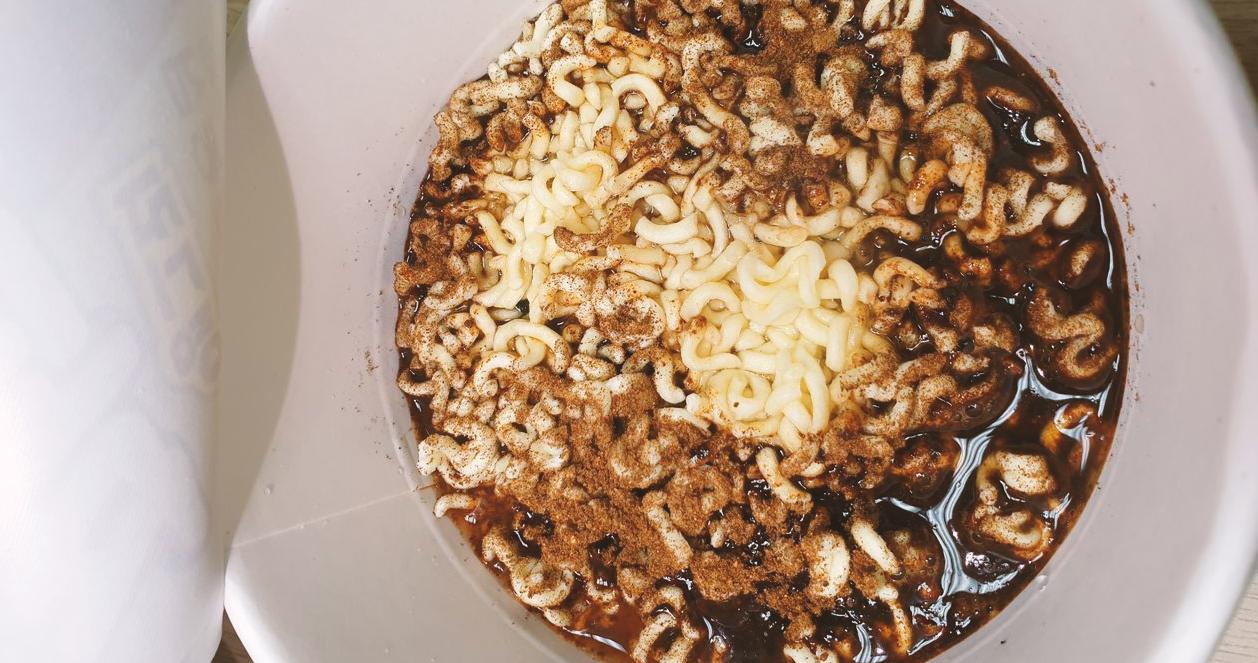 Công thức làm món cơm rang trộn mì đang hot tại Hàn Quốc