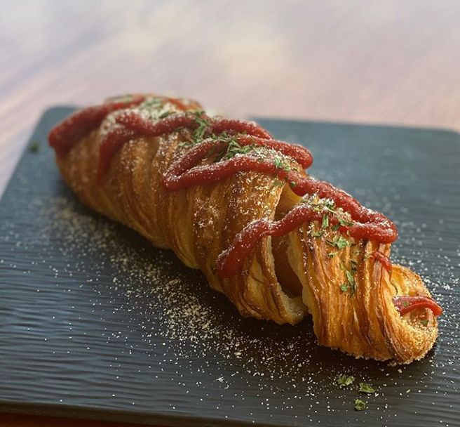 チュリビンビンが黒い皿の上に並べられた韓国風デニッシュの画像