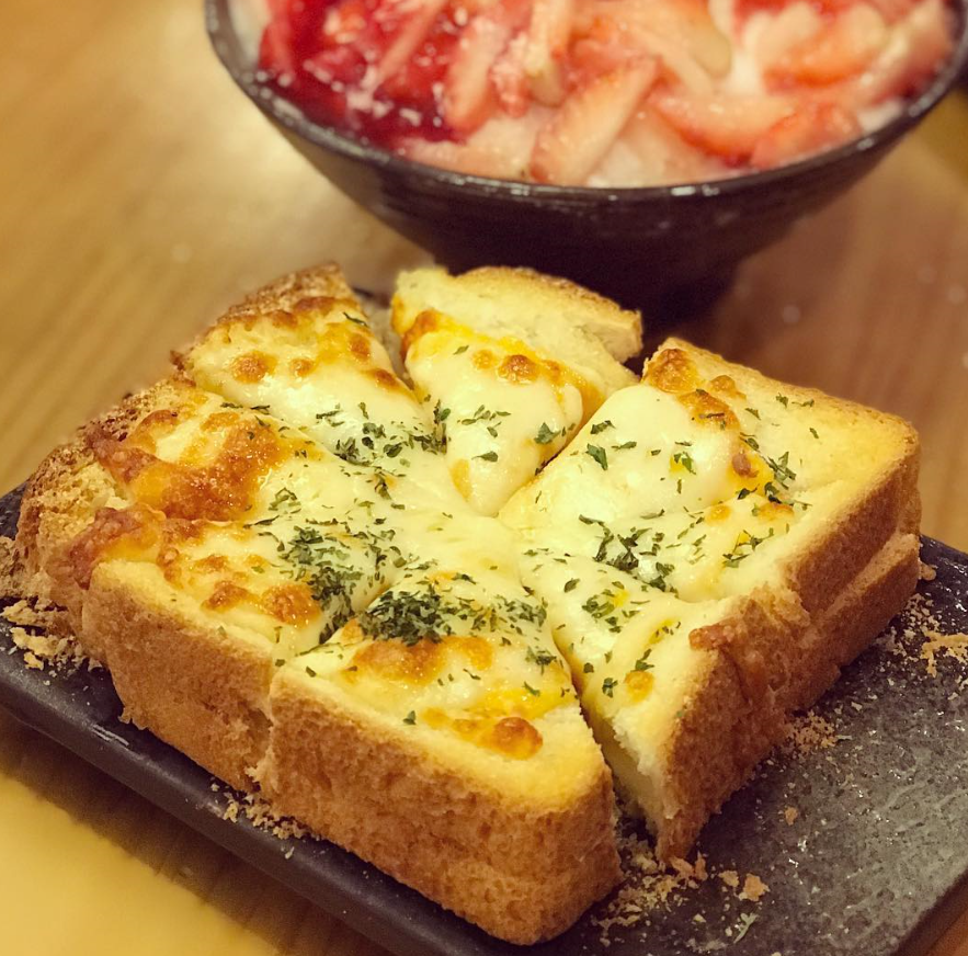 カフェで提供されるモッツァレラインジョルミトーストと苺氷のセット画像