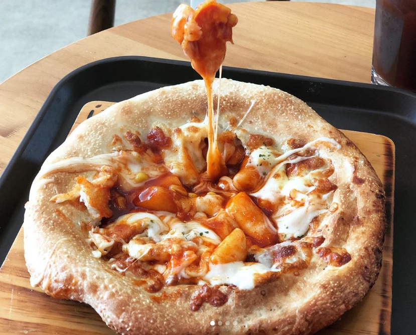 美味しそうなチーズトッポッキピザが香ばしく焼かれた状態の画像