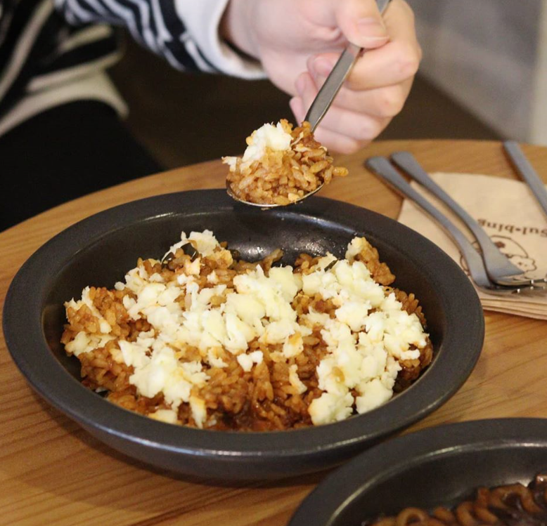 トントンチャジャンとピリ辛雪花チャーハンが食卓に並ぶ韓国風料理画像