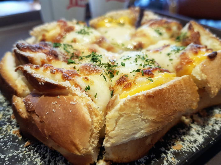 チーズがたっぷり乗ったソルビンの韓国式デザート、インジョルミトーストのクローズアップ画像