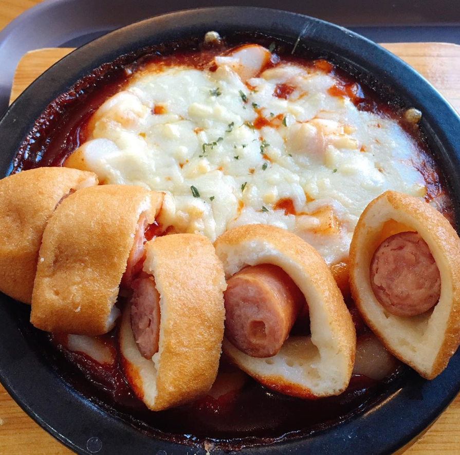 トッポッキとソーセージの組み合わせが絶妙な韓国料理、チーズトッポッキのボウル置き画像